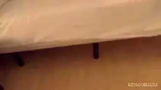يهيج على أخته الفاتنة الشقراء ويتلصص عليها و يمسك طيزها الكبيرة و ينيكها نايمة يهيج على أخته الفاتنة الشقراء ويتلصص عليها و يمسك طيزها الكبيرة و ينيكها نايمة