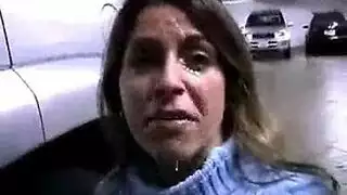 جبهة مورو امرأة سمراء سلوتي سخيف جارتها المجاور على أريكتها ، بدلاً من صديقته