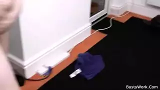 تقضي سكرتيرة شقراء وأصدقائها وقتًا ممتعًا مع رجل قرني متزوج