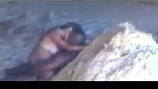 اثنين من امرأة سمراء الجنس الشريط صب الحوريات مذهلة بعضها البعض.