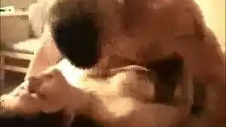 زوج منحرف يشارك زوجته الساخنة مع صبي مراهق تمص زبه وينيكها ويصورها