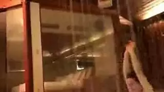 امرأة مثيرة ، أليكسيس آدمز على استعداد لممارسة الجنس غير الرسمي مع مالكها والحصول