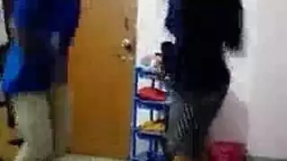 تحب الفتيات الجامعي العاطفي أن يخرط حمام أمام الكاميرا، لجعل الإباحية.