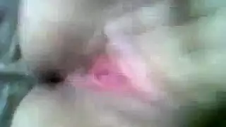 سمراء مثير تقدم بوسها لسائق سيارة أجرة قرنية، حيث حاضر عيد ميلاده.