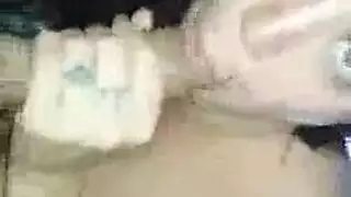 شقراء سيئة في ثوب مثير تريد أن تحمص قبل الحصول على بعض الشرج
