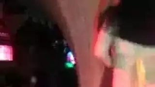 سمراء الصينية ذات الثدي الضخم المترهل لا تخدع شريكها فحسب ، بل إنها تمتص القضيب أيضًا