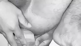 المراهق الساخن لديه هزة الجماع الشديدة مع الألعاب أثناء الاستمناء على كاميرا الويب