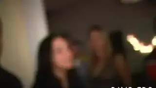 لم تكن الفتيات الرائعات يبحثن عن وظيفة جيدة ، ولكن المزيد من أجل ممارسة الجنس مع الرجال قرنية