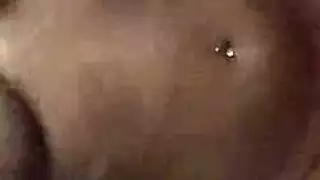 فتاة جامعية على الأرض فرك كس.