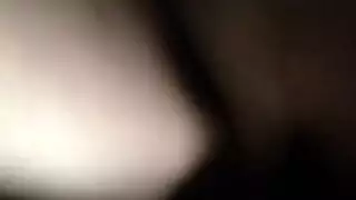 الديك المحبة والرجل الأصغر سنا بدلا من الاستعداد للذهاب إلى العمل