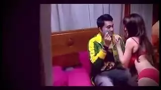 فتاة صغيرة ذات شعر مجعد تمتص الديك بعد أن تلحس بوسها أثناء الصب الخاص