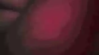 حبر الأبنوس عاهرة مع شعر مجعد يستمتع مع أصدقائها في غرفة المعيشة