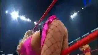 سماء المخملية اللذيذة جيدة في الملاعبة بوسها الرطب أثناء ربطها من قبل شريكها.