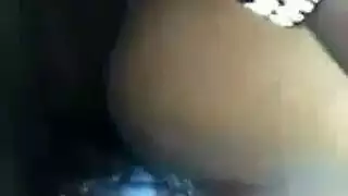 تلعب فاتنة الأبنوس ذات الشعر الطويل لعبة قذرة مع زوجها السابق ، في عمق شقتها.