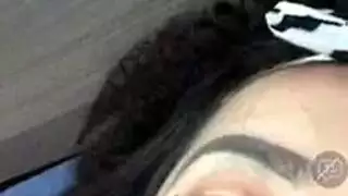 آسيوي رائع مع ثدي لطيف ينشر ساقيها.