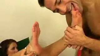 عسل امرأة سمراء غريب مع كبير الثدي على وشك القيام بشيء مثير، في غرفة النوم