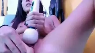 الفتاة الآسيوية القذرة تكذب على الأرض، في حين أن هزازها الوردي يفعل الوظيفة مرة أخرى