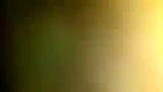 تلعب الجدة الطيبة مع دسارها الكبير ، بينما يراقبها رجل أسود مقرن