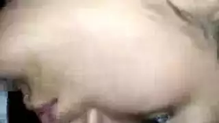 كارمن وسيلفيا بمفردهما في المنزل ويجثنان على الأرض بينما يمصنان عصي اللحم