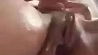 كانت المرأة قرنية تتمتع بممك الديك من رجل قابلته للتو، مع وجود مجموعة من ثلاثة أشخاص بالبخار