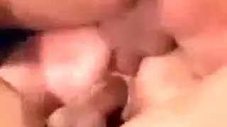 الرجال المتشددين يحصلون على اللسان لطيف من مص الديك الكبير القيام كرات كبيرة مقابل شريط الرجال المتشددين يحصلون على اللسان لطيف من مص الديك الكبير القيام كرات كبيرة مقابل شريط