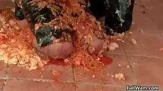 ثلاثة كتاكيت اليورو الساخنة تعطي. نوبس لبيز