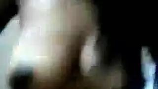 فاتنة مفلس تعطي اللسان إلى تشارلي بينما كان يمارس الجنس معها بقوة من الخلف.