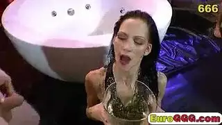 امرأة سمراء ناضجة نحيل، إيلينا كوشكا تستخدم أبلاد الحليب الخاص بها للحفاظ على شريكها في الوقت المحدد لفترة من الوقت.