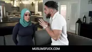 خادمة في سن المراهقة العربية مع الحجاب البنفسجي التي اشتعلت سرقة المال من قبل موكلها