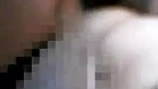 امرأة سمراء ترتدي موحدة مثيرة أثناء الاستعداد لأفضل صديق لها، الذي يبحث عن اللعنة جيدة.