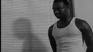 المتأنق الأسود يجعل زوجته صديقه يصرخ من المتعة، في حين أنها تسبب الحمار