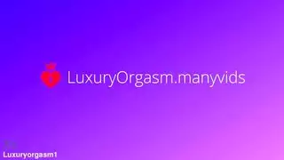 إنه يضغط على ثديي الكبير قرنية