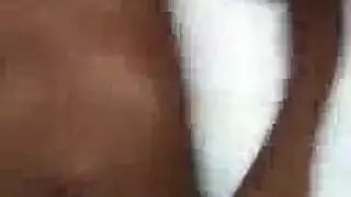 تحصل مارس الجنس فاتنة الأبنوس من الظهر، أمام الكاميرا، بينما الركوع على الأرض.