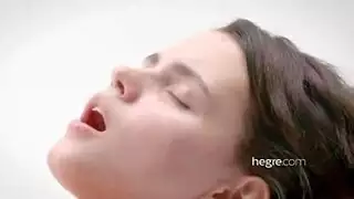 امرأة سمراء مراهقة مبهجة ، تحب أليسون أن تحصل على قضيب صديقها الصعب أثناء تواجدها في المطبخ