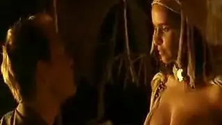 عرضت أمينة بوسها على صديقها ، بينما كانت تركب قضيبه الصعب في سريرها