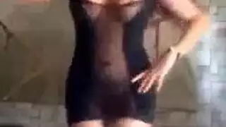 سوبر مثير امرأة سمراء في سن المراهقة هي تعلم كيفية اللعب مع صخرة قضيب صلب في مقابل المال