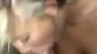 لطيف فتاة شقراء يحب الحصول على نائب الرئيس في جميع أنحاء وجهها ، بعد أن تم أصابع الاتهام