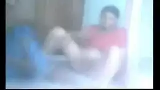 يتمتع مجموعة أقرن من الناس بوقت رائع، في حين أن بعضهم أمام الكاميرا.