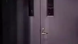 المراهق الفني مرتبط ساقيها حتى يتمكن البستاني شيئا في كس الرطب.