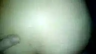 شابة في سن المراهقة تلميذة حمراء الشعر تنشر ساقيها وتتظاهر بالنايلون