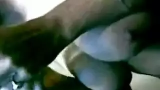 بمجرد حصولها على الكاميرا الجديدة ، قررت امرأة سمراء أن تظهر لنا حياتها الجنسية طوال اليوم