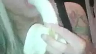 الفتاة الإيطالية ، غابرييلا ترتدي زيًا مثيرًا أثناء اللعب بلعبتها الجنسية الجديدة ، آيدي