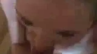 شقراء روسية تمتص بلطف عصا لحم صلبة ، بينما تركع أمام رجلها