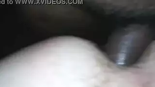 رجل يتحكم في العديد من الأخوات ينتظر جلسة اللسان وشاعر فوضوي