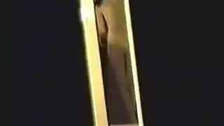 مشعر امرأة سمراء في سن المراهقة ينتشر.