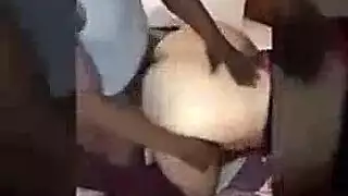 قد يكون اثنين من الرجال السود لديهم الثلاثي في غرفة نومهم، والتعبئة مع نائب الرئيس