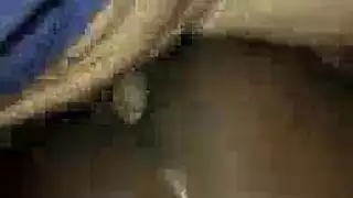 فتاة الأبنوس ترتدي قميص ساتان أثناء الحصول على مارس الجنس، مع نشر ساقيها للحصول على مارس الجنس من الصعب.