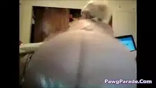 لذيذ امرأة سمراء جبهة مورو كيلي تمتص وحديكة الملاعين لها ملزمة جمطية.