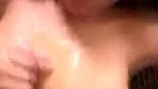 قرنية سمراء الجمال تظهر لها حلق كس
