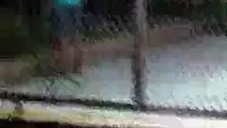 في سن المراهقة ضئيلة مع الشعر الأسود هو مص العديد من الديوك النادرة في نفس الوقت